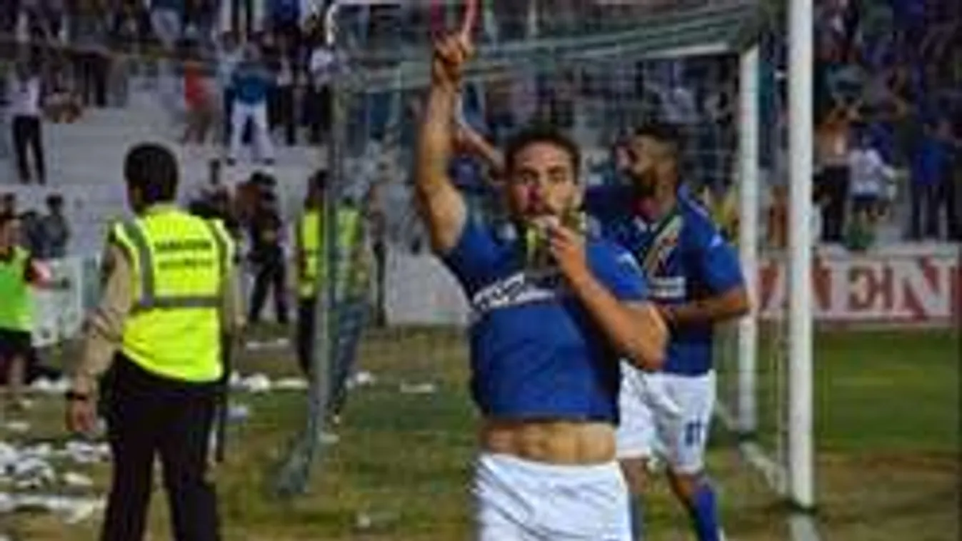 Hátborzongató! Koporsóban vitték a stadionba a focista holttestét