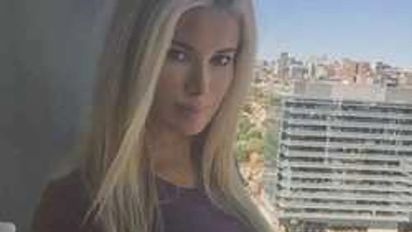 Meg sem próbálja eltakarni dús melleit a szőke modell