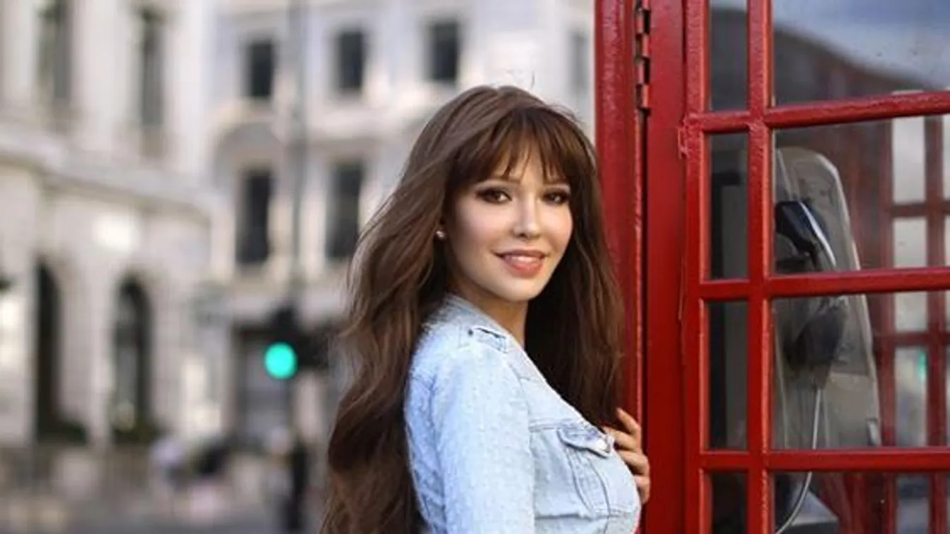 Szétnyílt köntösben villantotta meg telt kebleit a világbajnokság sztárja