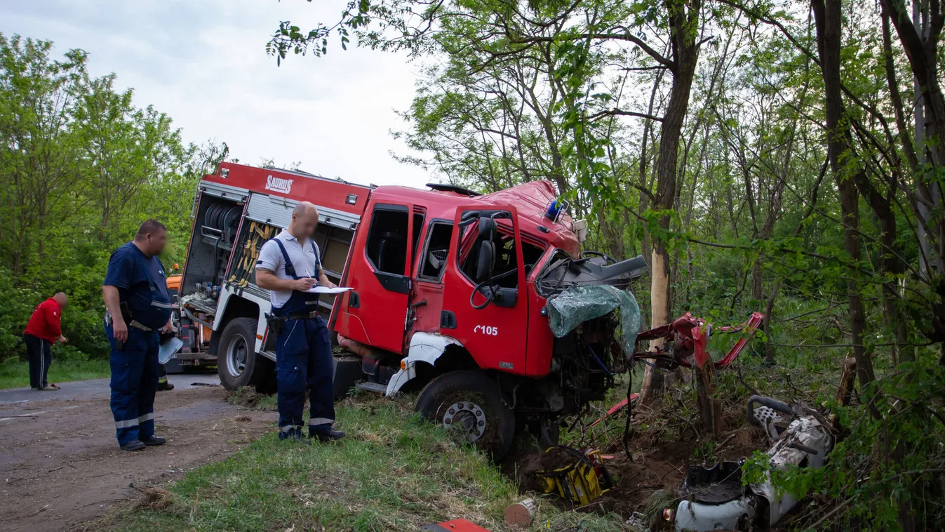Csoda, hogy túlélték: felborult egy tűzoltóautó – Képek!