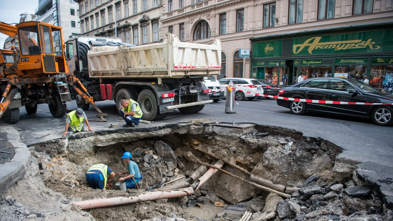 Helyszíni fotók, így néz ki a többméteres lyuk a Ferenciek terénél