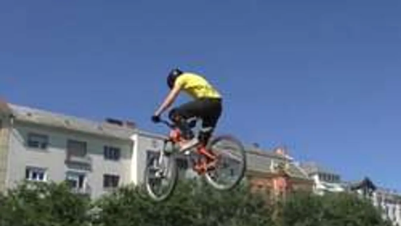 Vakmerő mutatványok, bringákkal repkedtek