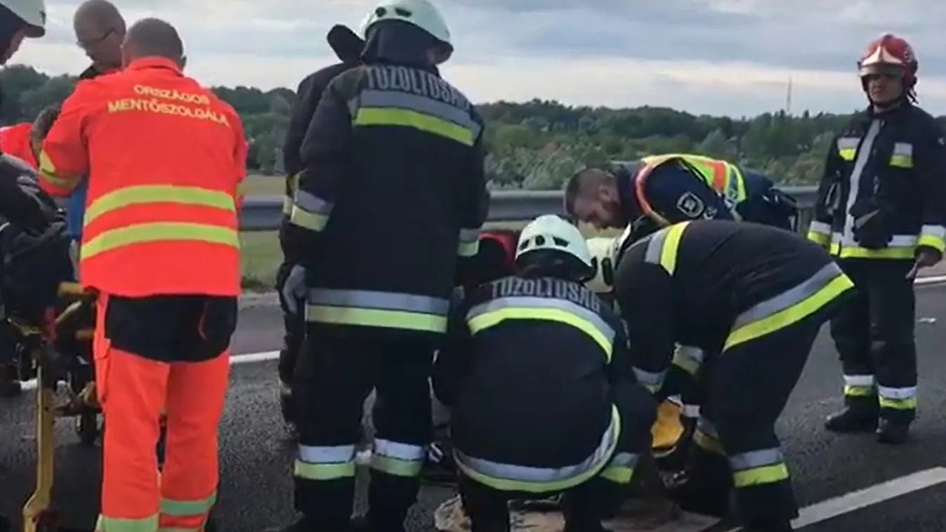 Sokkoló felvétel: segíteni akart, de elsodorta egy autó Székesfehérvárnál – videó