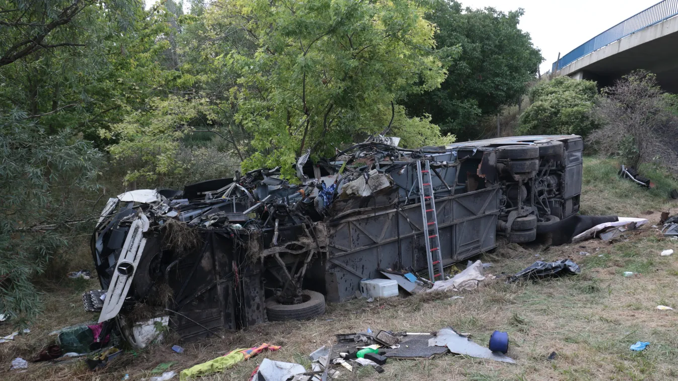 Buszbaleset az M7-esen: Kiderült hány nő és hány férfi vesztette életét