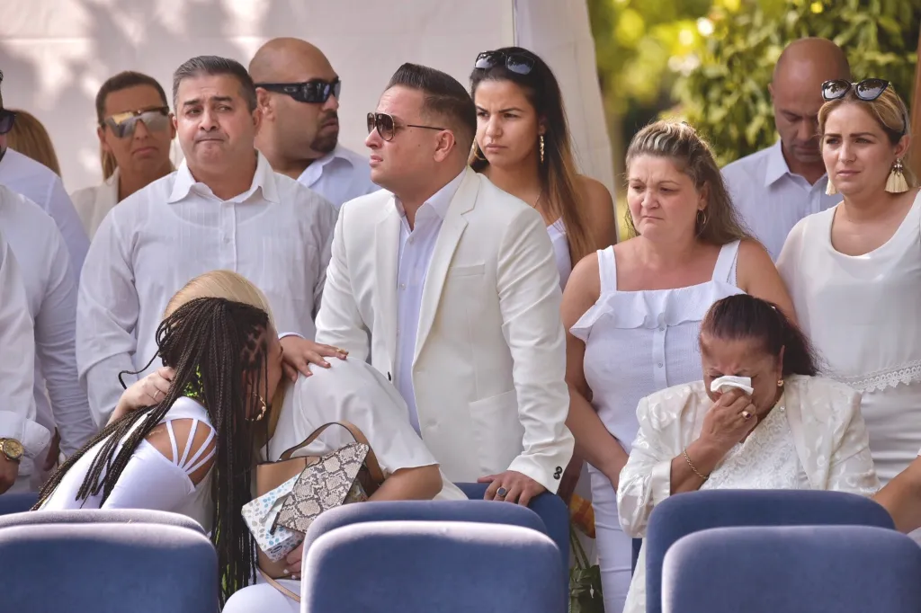 Junior gyászoló édesanyja teljesen összeomlott