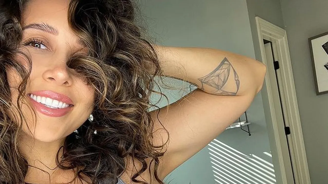 Bikini nélkül kapták le a bombázó üzletasszonyt