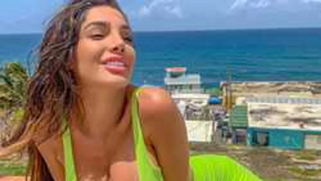 Tangában hajókázik, felfedte vadító melleit a népszerű címlaplány