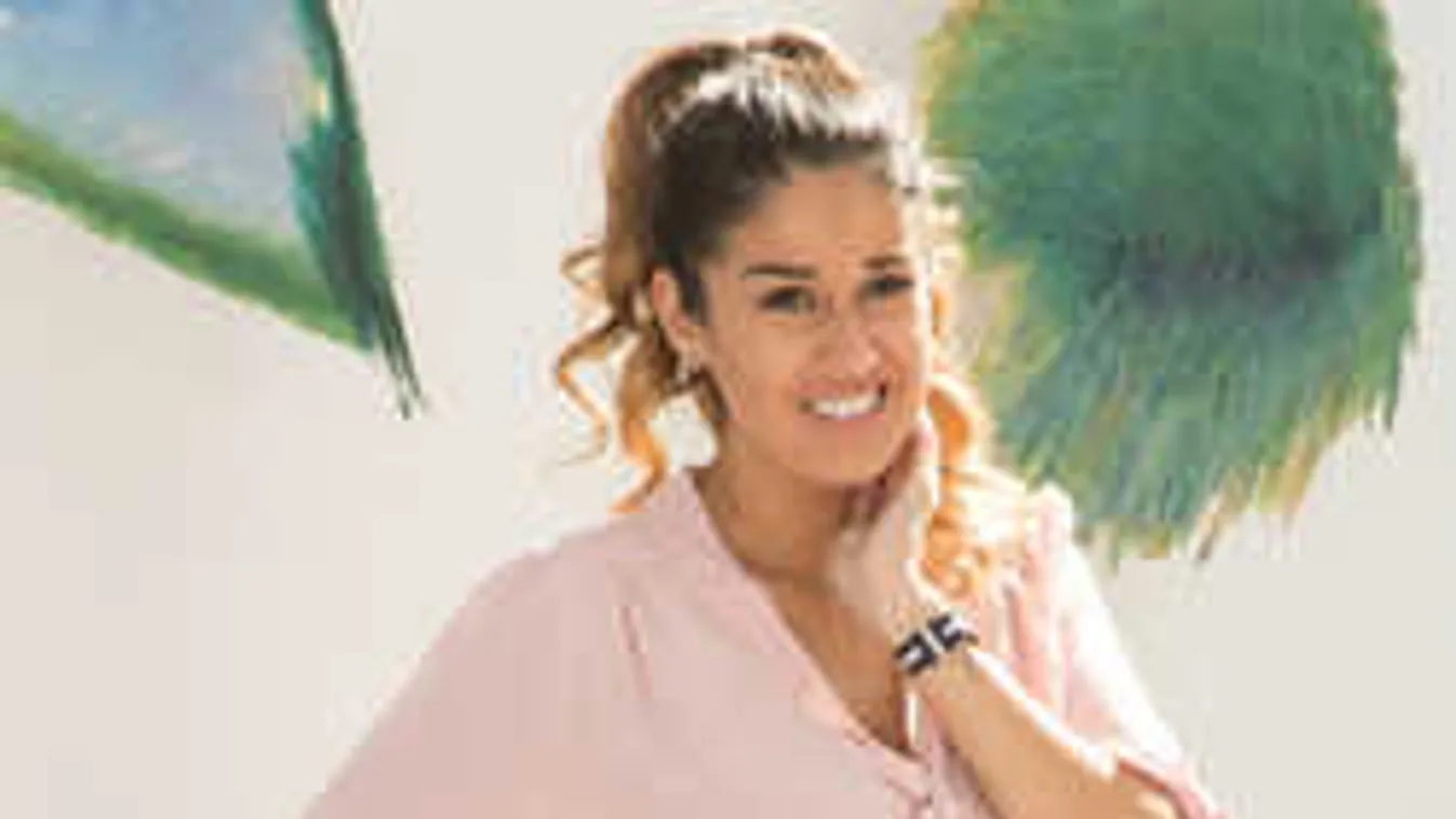 Micsoda látvány: Singh Viki a rajongók arcába tolta hatalmas melleit