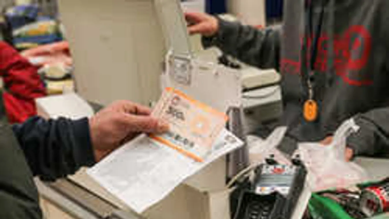 Döntött a kormány: 10 ezer forintos Erzsébet-utalványt kapnak a nyugdíjasok