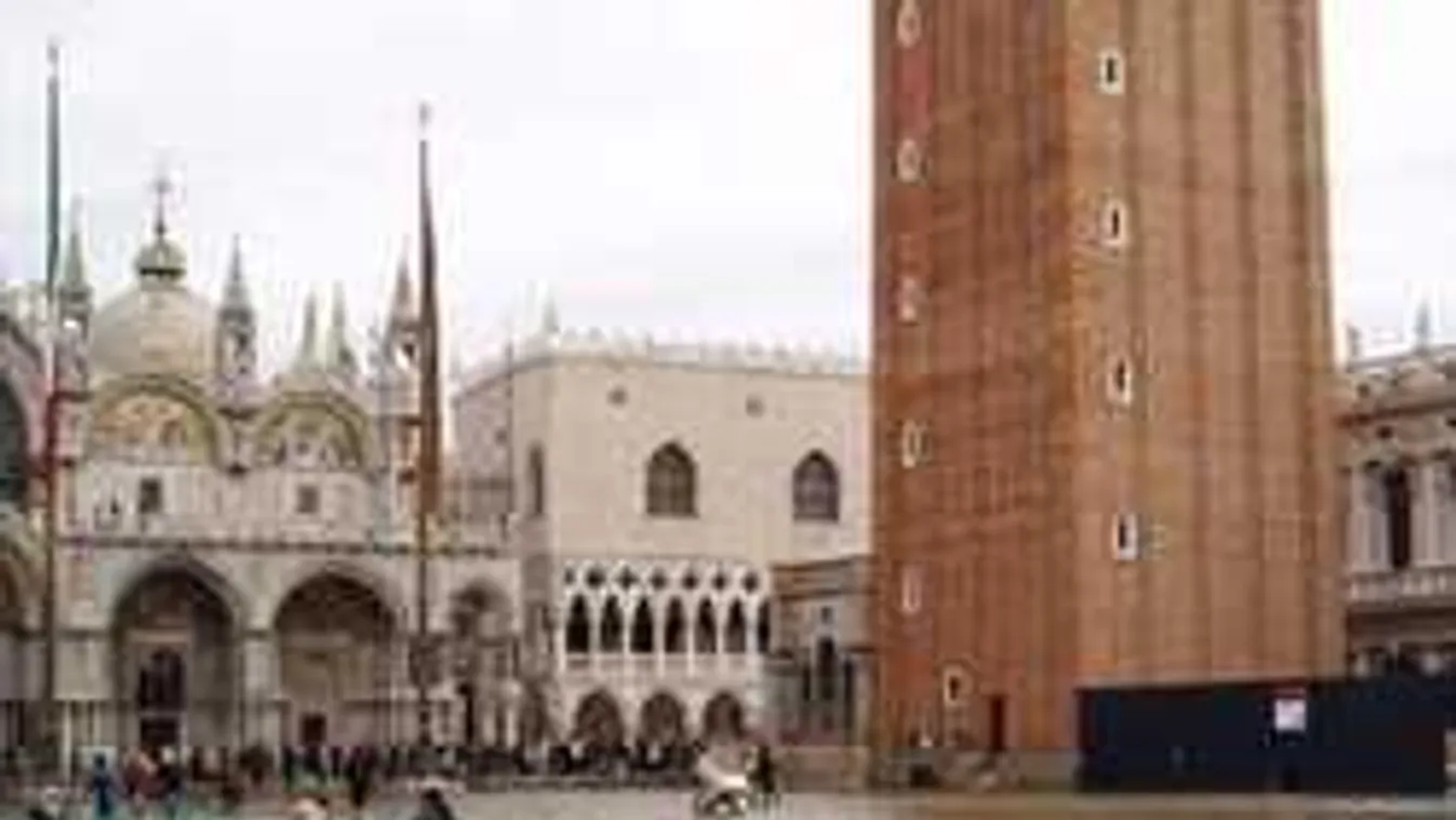 Súlyos helyzet: térdig érő vízben állnak a turisták az európai városban