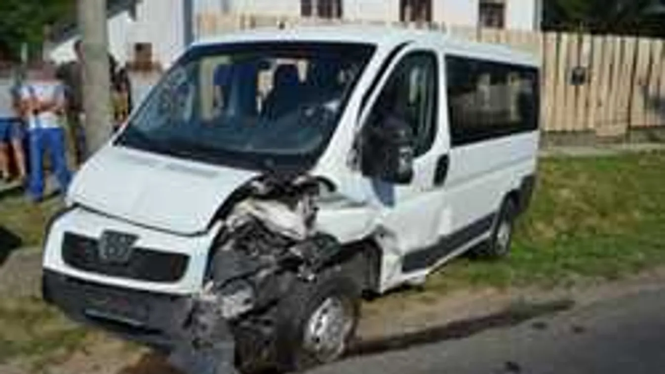 Szörnyű balesetet szenvedett a Pécsi Nemzeti Színház kisbusza