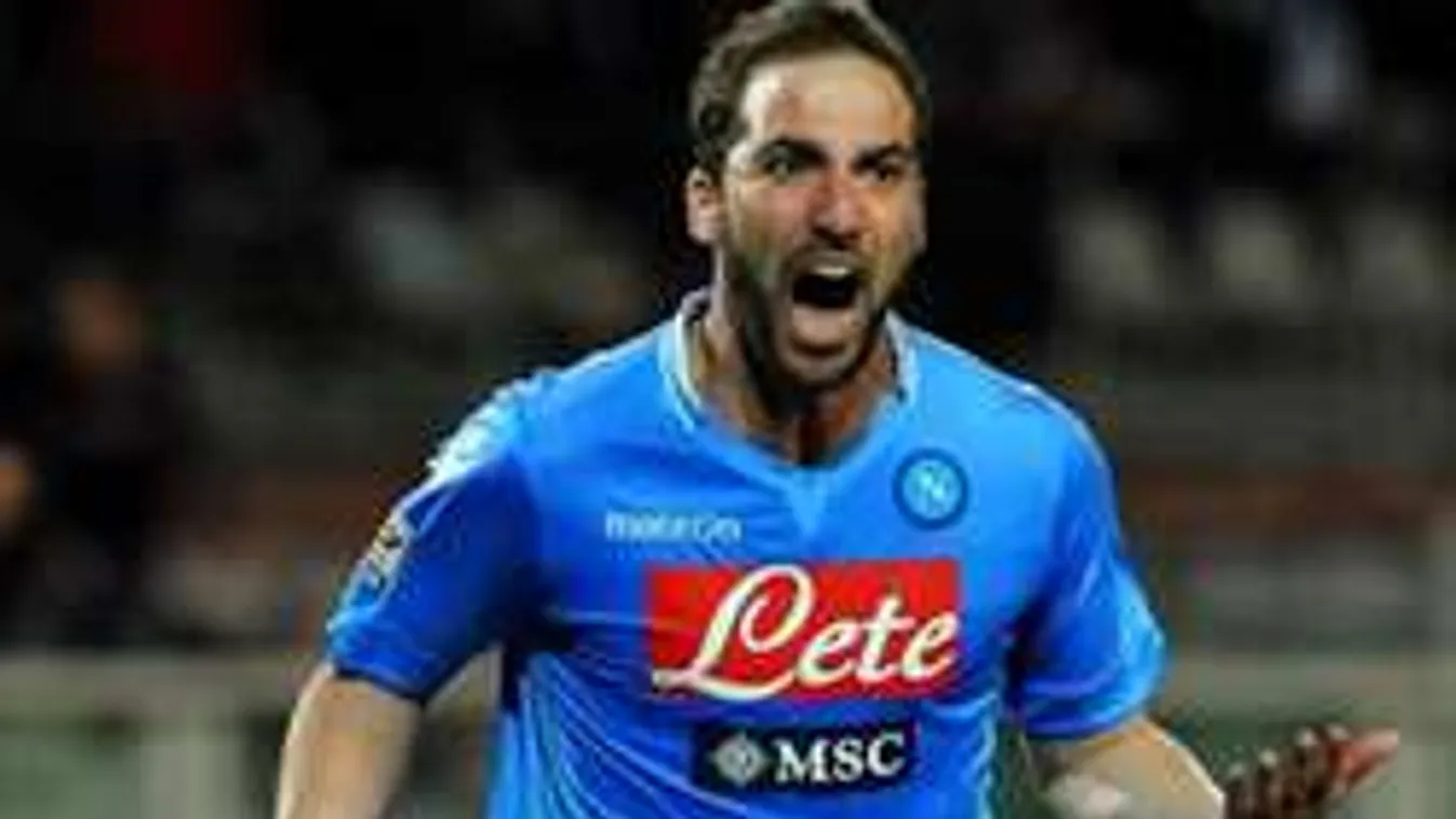 Ez Olaszország: Focistát ünnepeltetett a pap a hívekkel! - videó