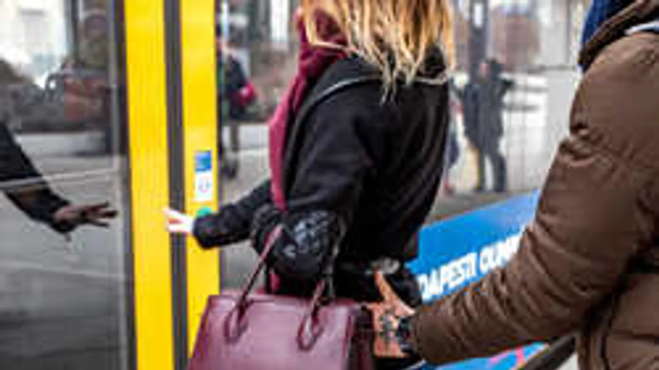 Tehetetlenek a nők a járműveken, legutóbb a villamoson molesztáltak egy fiatal lányt