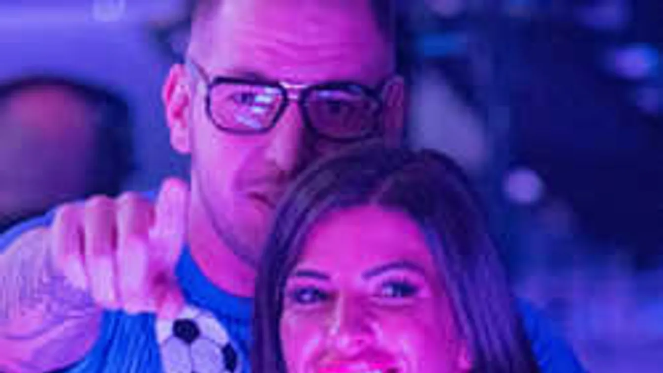 Megmutatta gömbölyödő pocakját Curtis menyasszonya