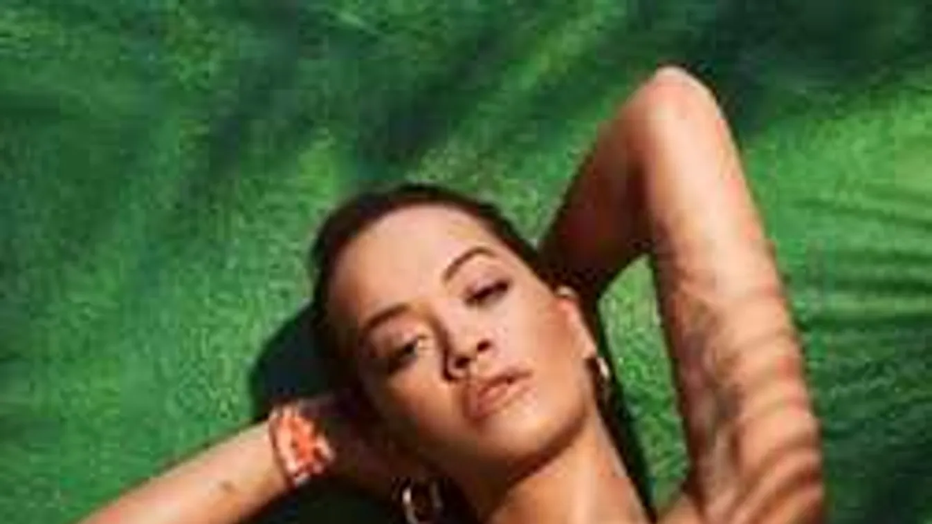 Bevállalta, ágaskodó mellbimbóval fotózták a dögös énekesnőt