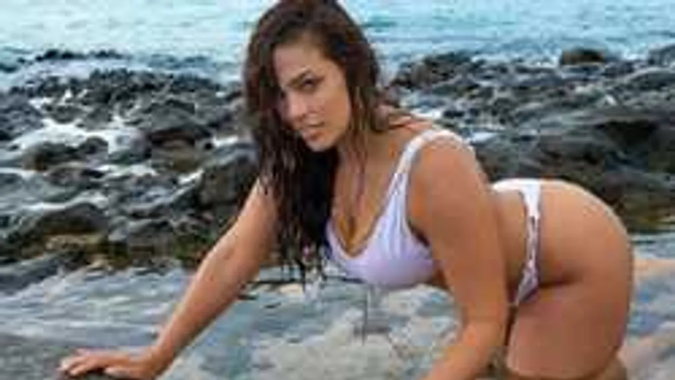 Brutális mellbimbót villantott a világ legszexibb ducimodellje