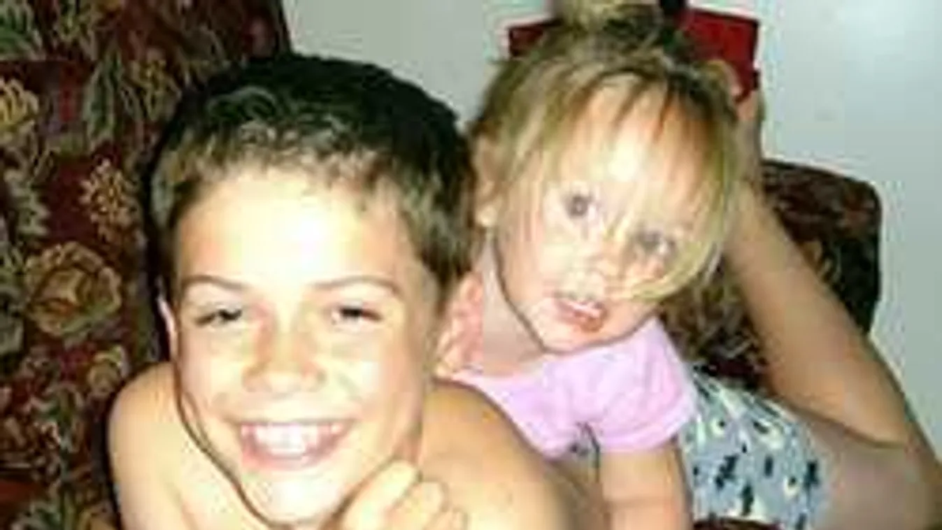 Kegyetlenül végzett kishúgával ez a mosolygó fiú