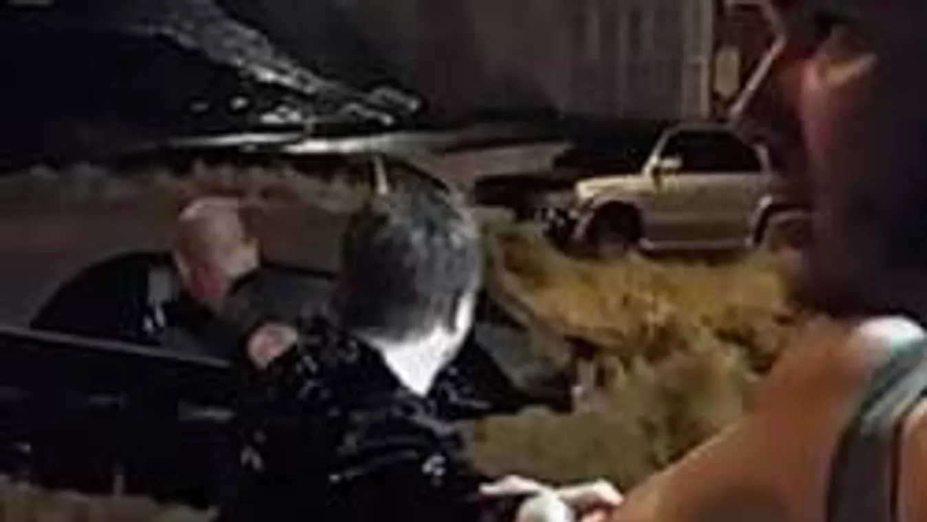 Drámai felvétel: élőlánccal mentették ki a nőt az árvízből!