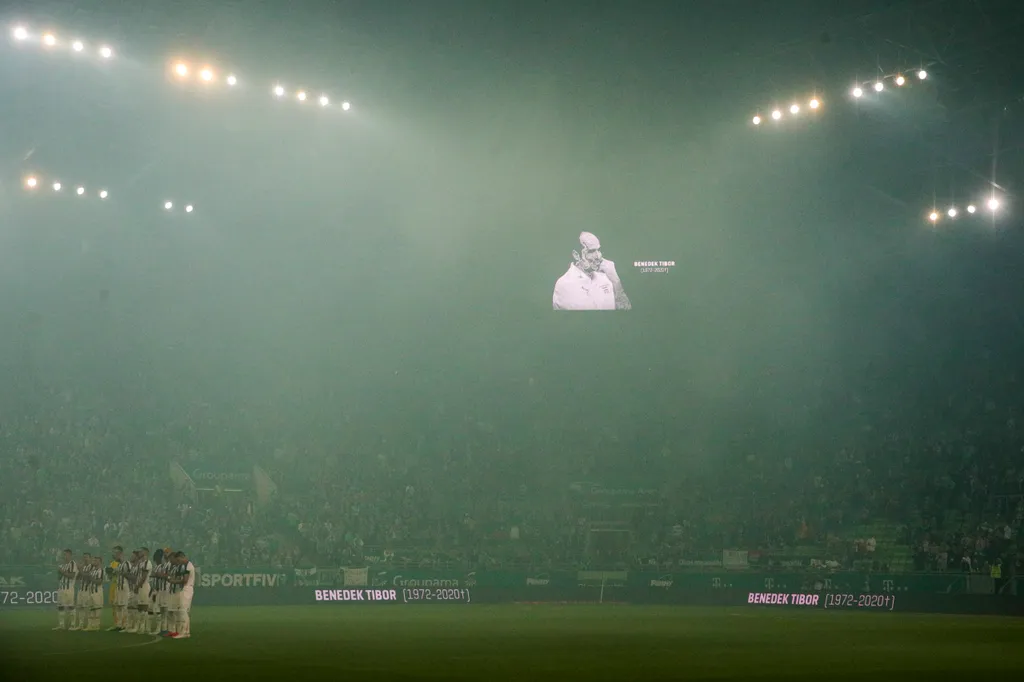 Gyászszünet a rangadó előtt, a kivetítőn Benedek fotója