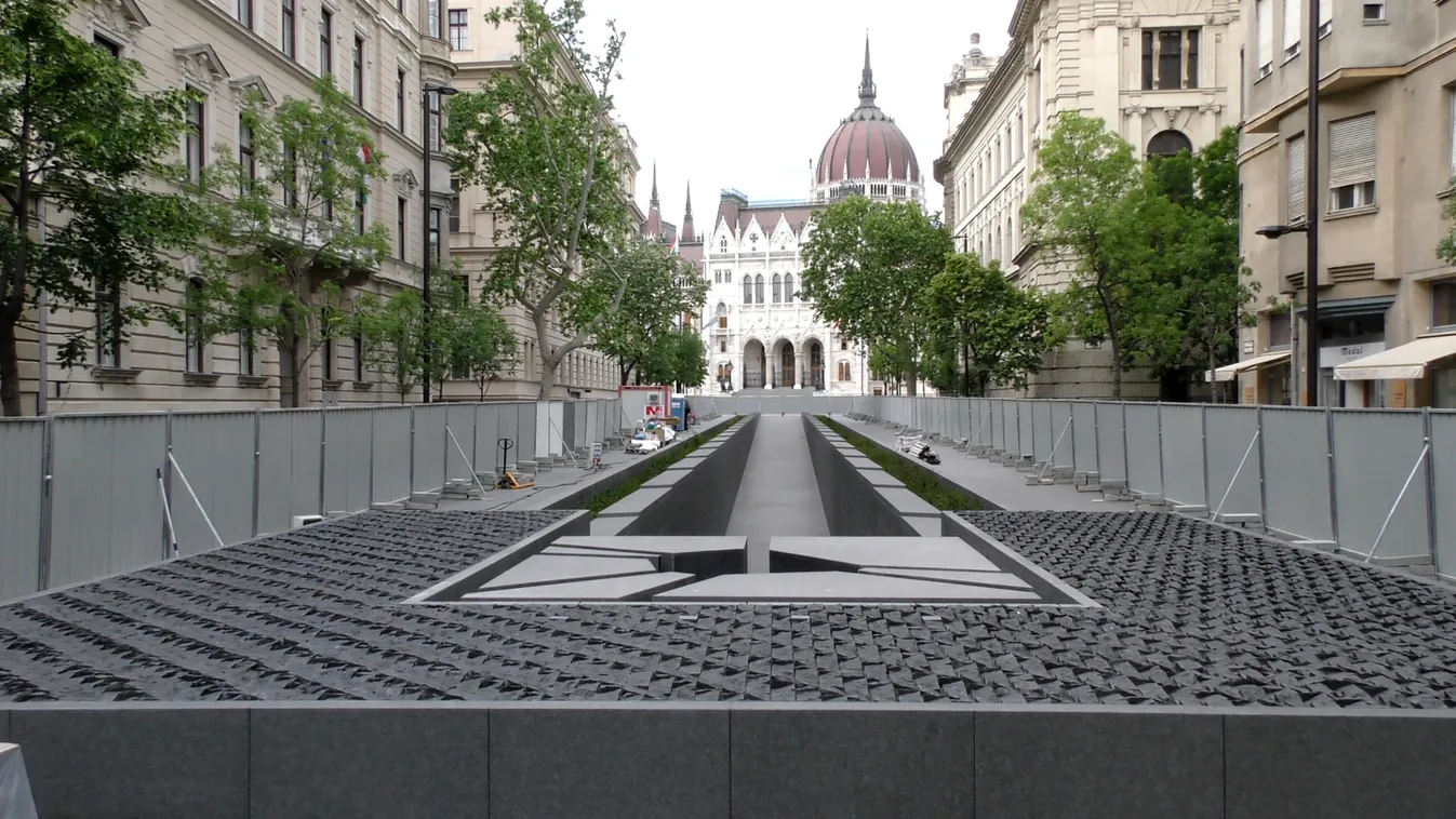 Elképesztően néz ki: kész a 100 méteres trianoni emlékmű a Parlamentnél – fotók