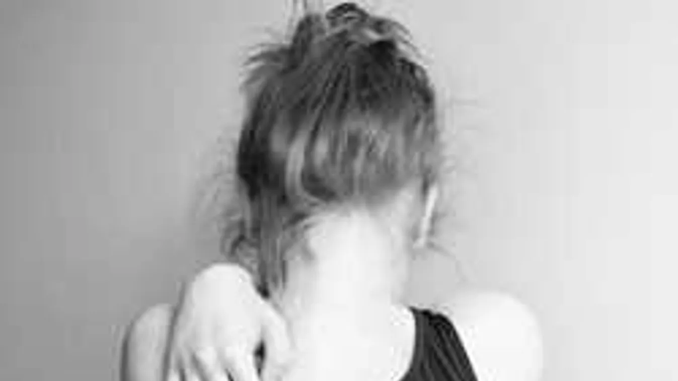 Lebukott a HÖK-ös, durván fogdosta a diáklányt a táborban