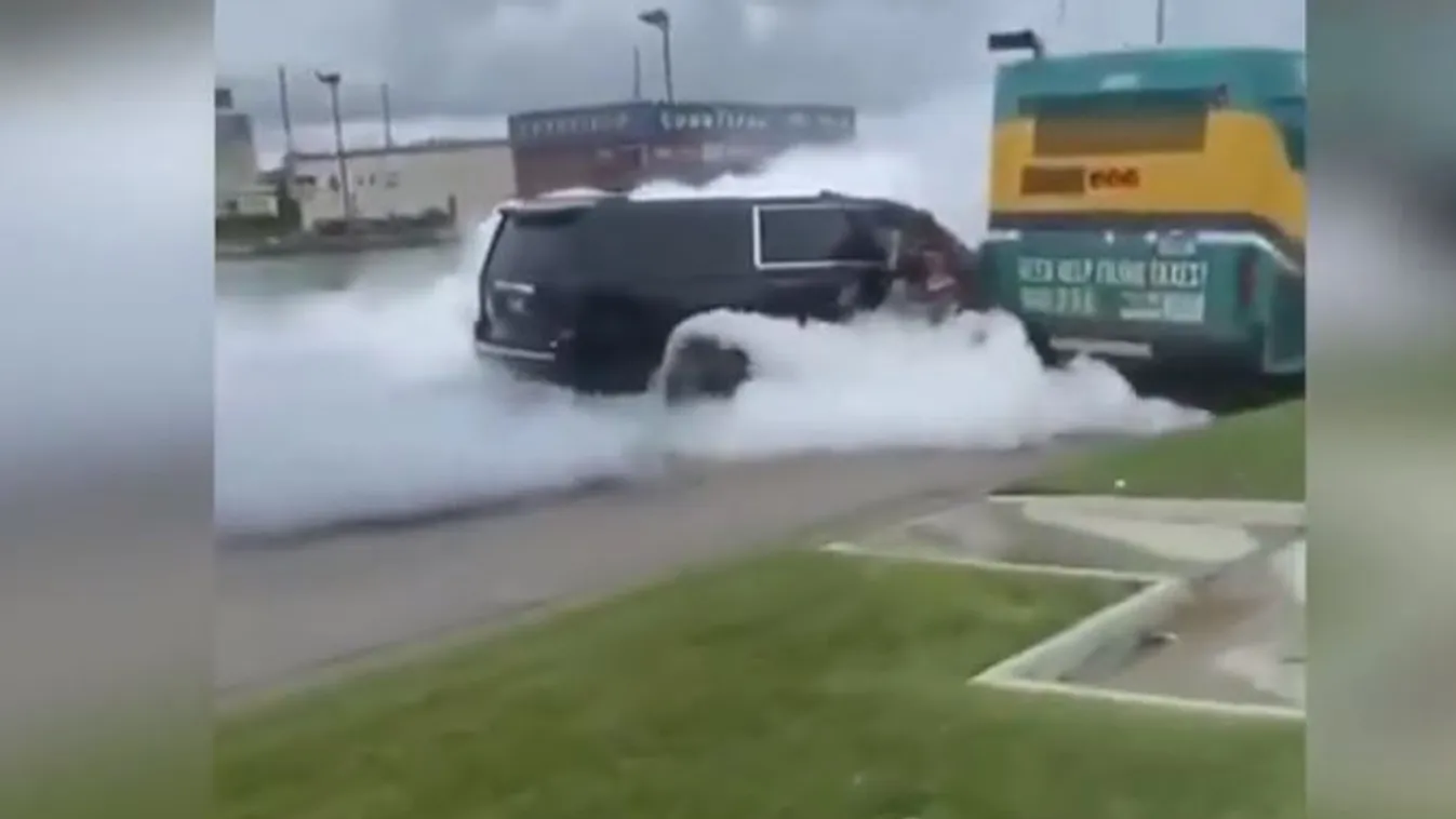 Sokkoló felvétel a balesetről: rohamot kapott a sofőr, egy buszba csapódott