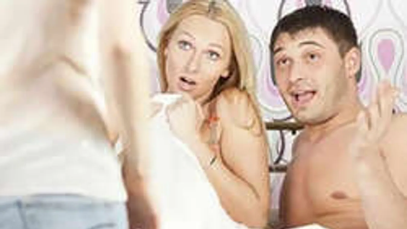 Sokkoló pillanat: a férj rajtakapja meztelen nejét egy másik férfival!