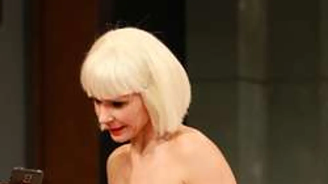 Bevállalta, teljesen átlátszó szoknyát húzott a szolíd színésznő