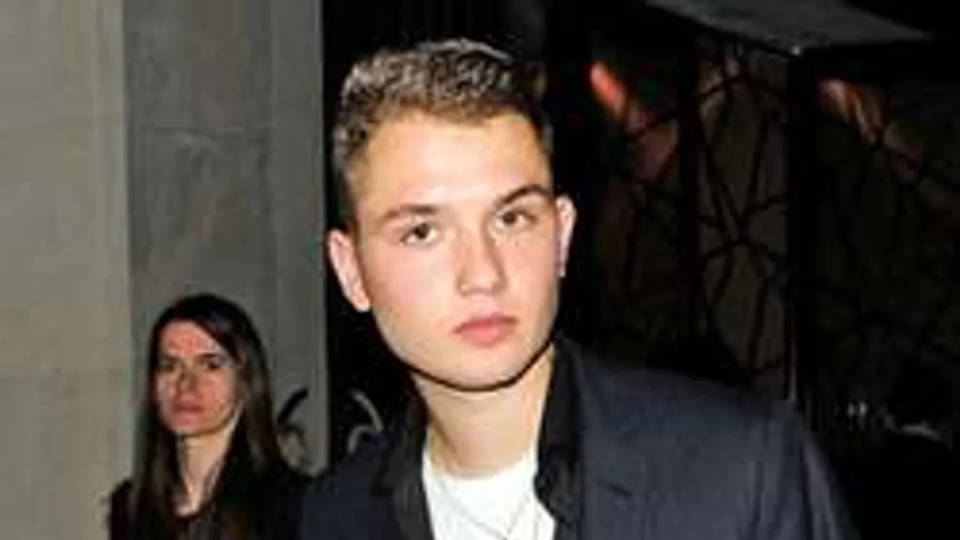 Melyik szexi színész fiából lett ez a jóképű pasi?