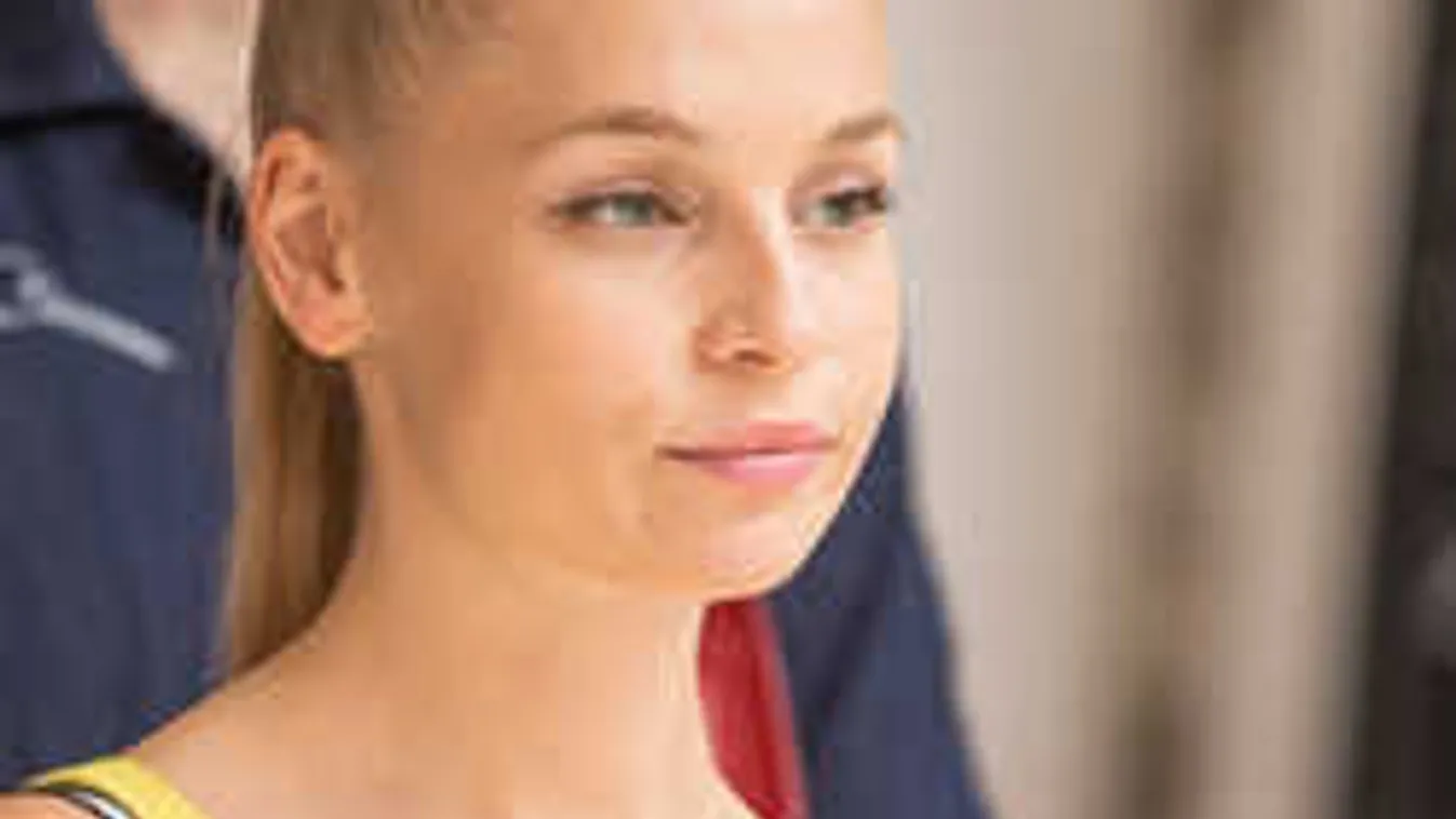 Örülhetnek a rajongók, Iszak Eszti megvillantotta formás popsiját