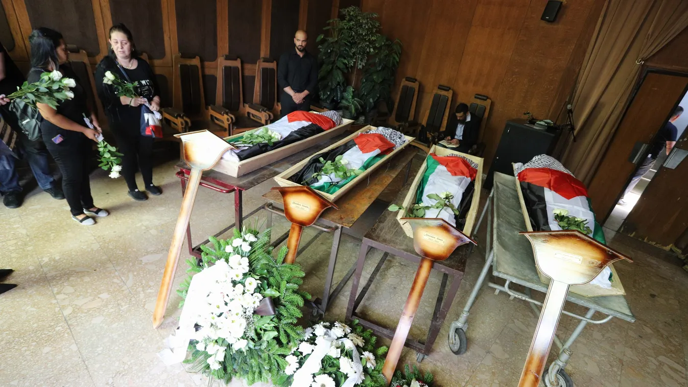 Négy koporsó: utolsó útjára kísérték a tragikusan elhunyt családot a fővárosi temetőben