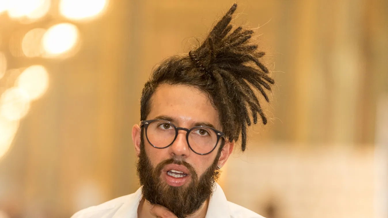 Sztriptízbárban járt a magyar énekes: kitálalt a részletekről