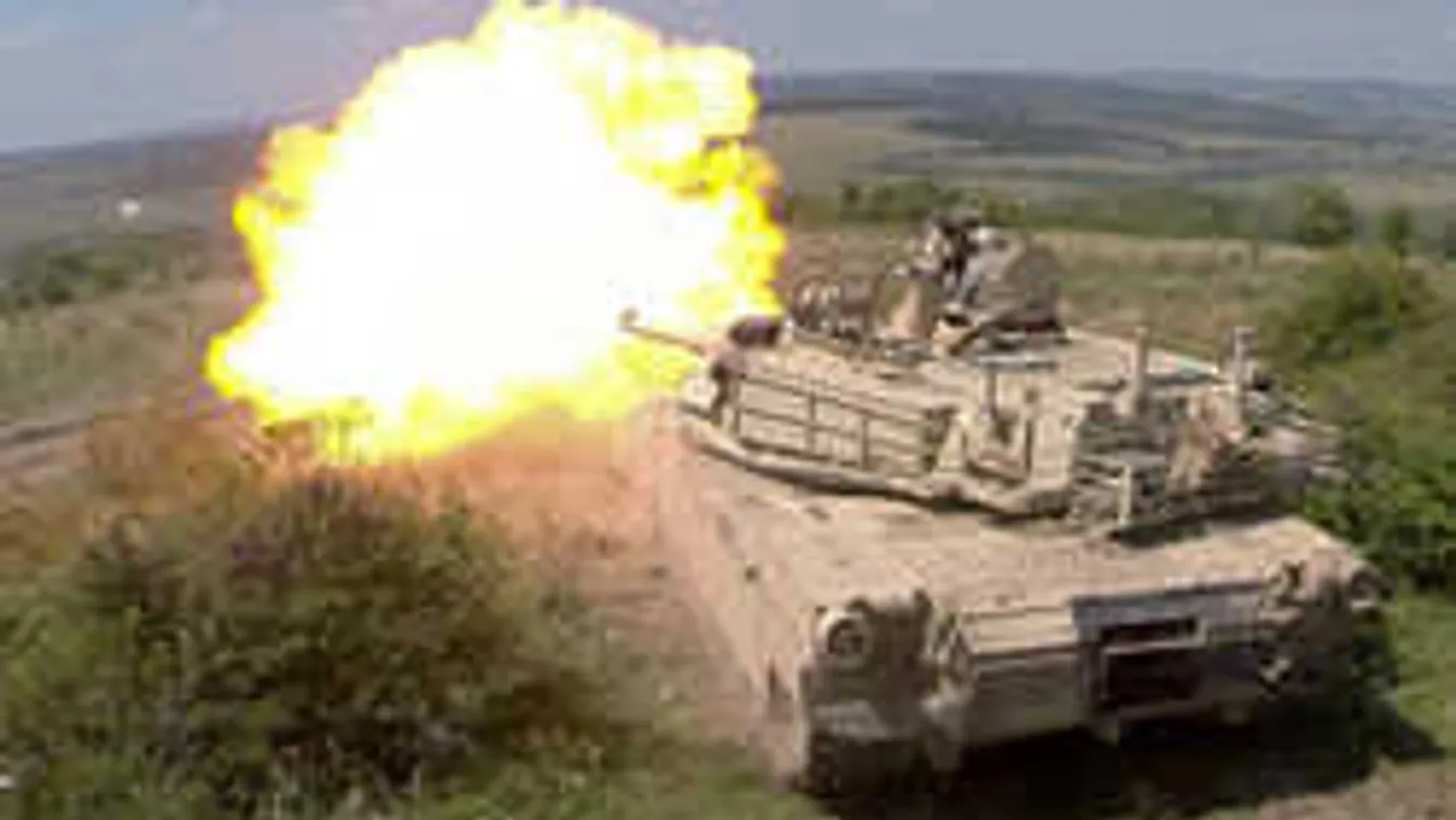 Amerikai harckocsik vonulnak át az országon