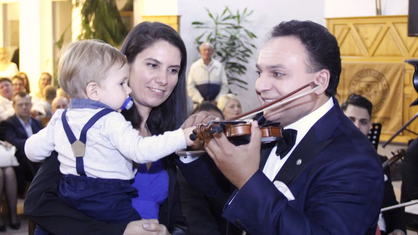 Hálaadó örömkoncertet adott a másfél éves Zente tiszteletére Pécsett Mága Zoltán