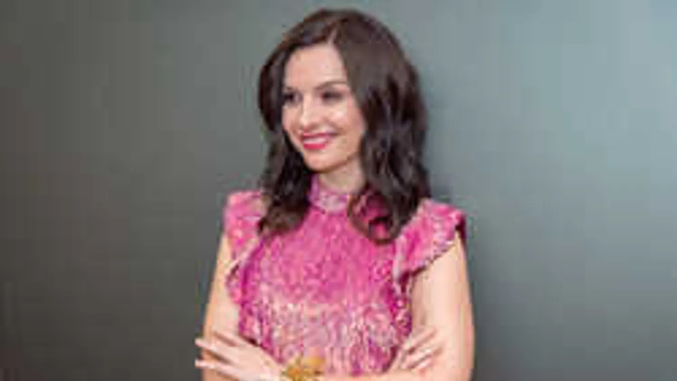 Most bevállalta: Átlátszó ruhában állt kamerák elé Zséda