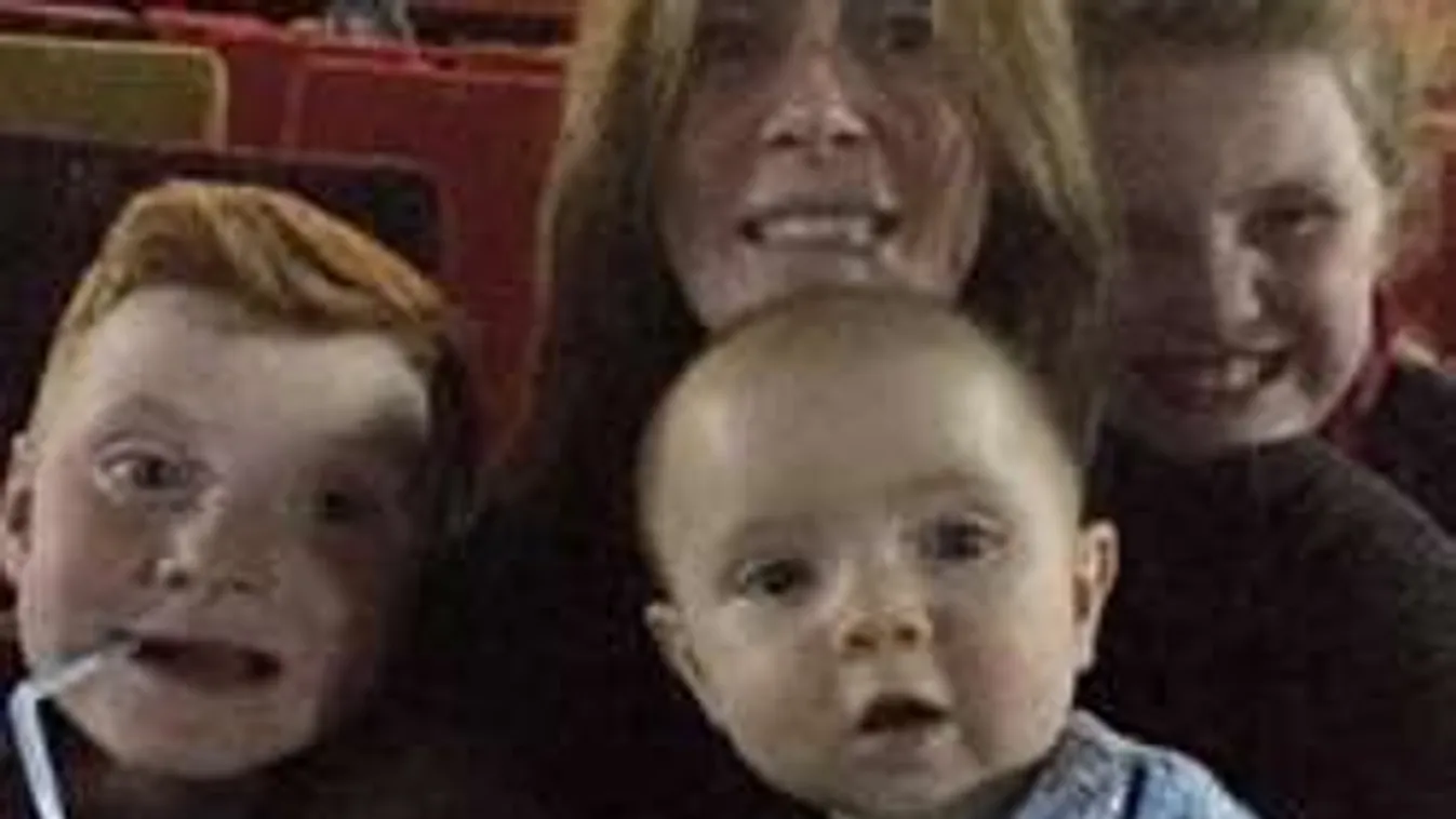 Egy pofátlan szellem tolakodott a családi szelfibe!