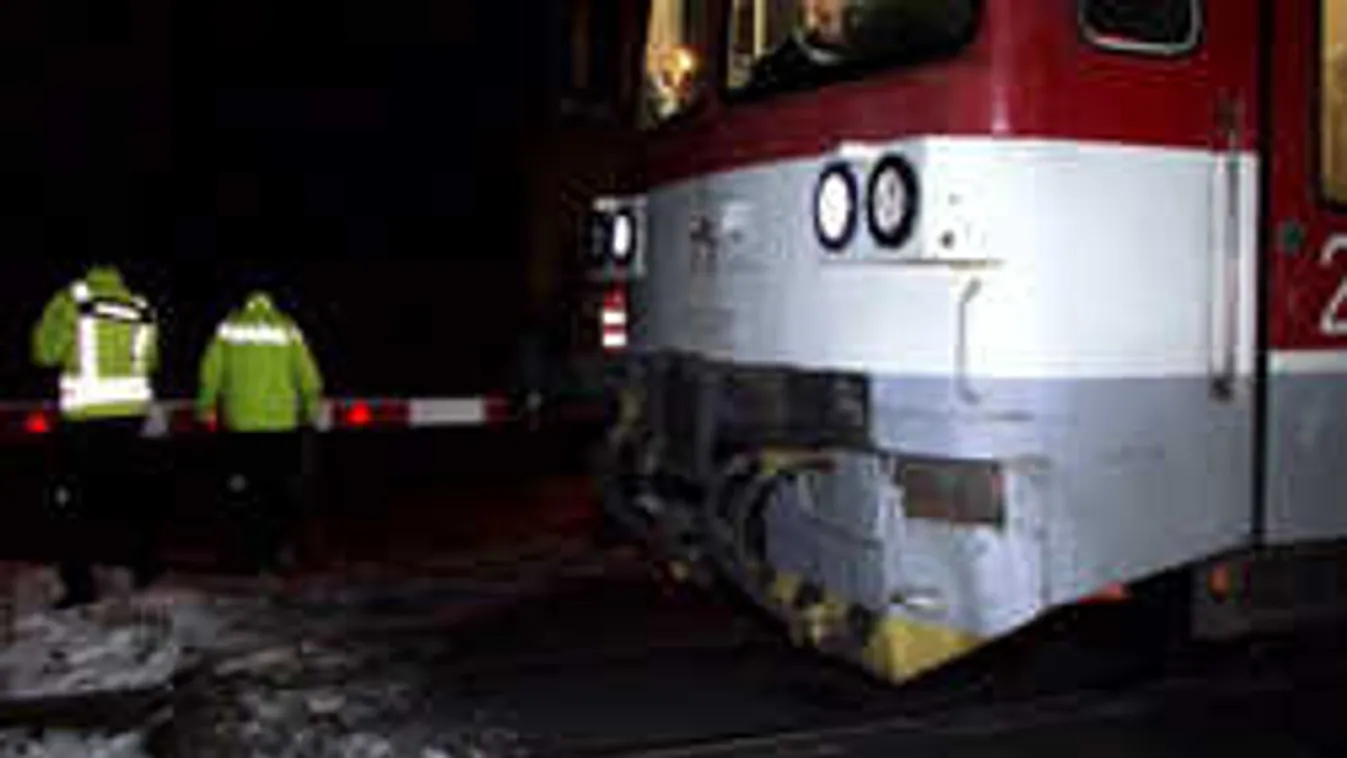 Bevetésre igyekvő rendőrautóval ütközött a Fülekre tartó vonat