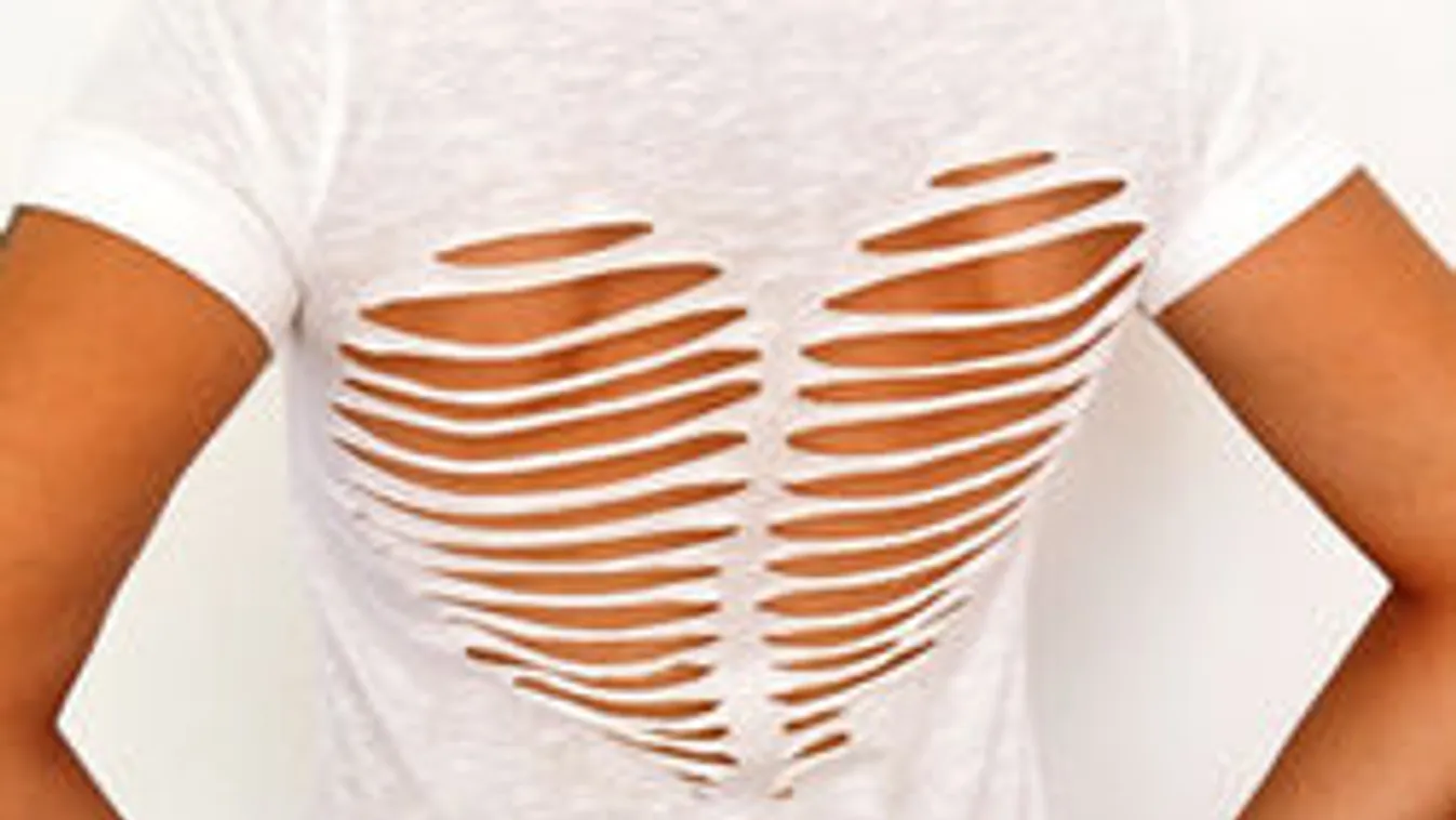 Unod az egyszínű pólód? Fogj egy ollót és máris trendi lesz!