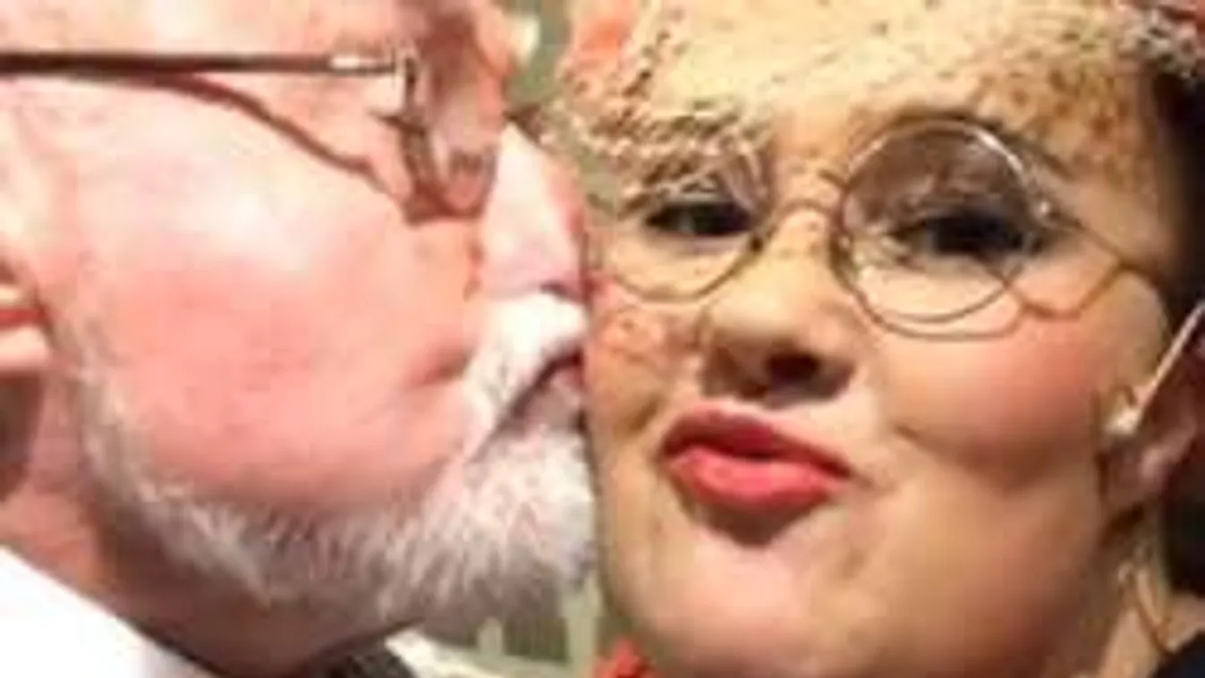 Így megfiatalodott a Família Kft. 89 éves sztárja!