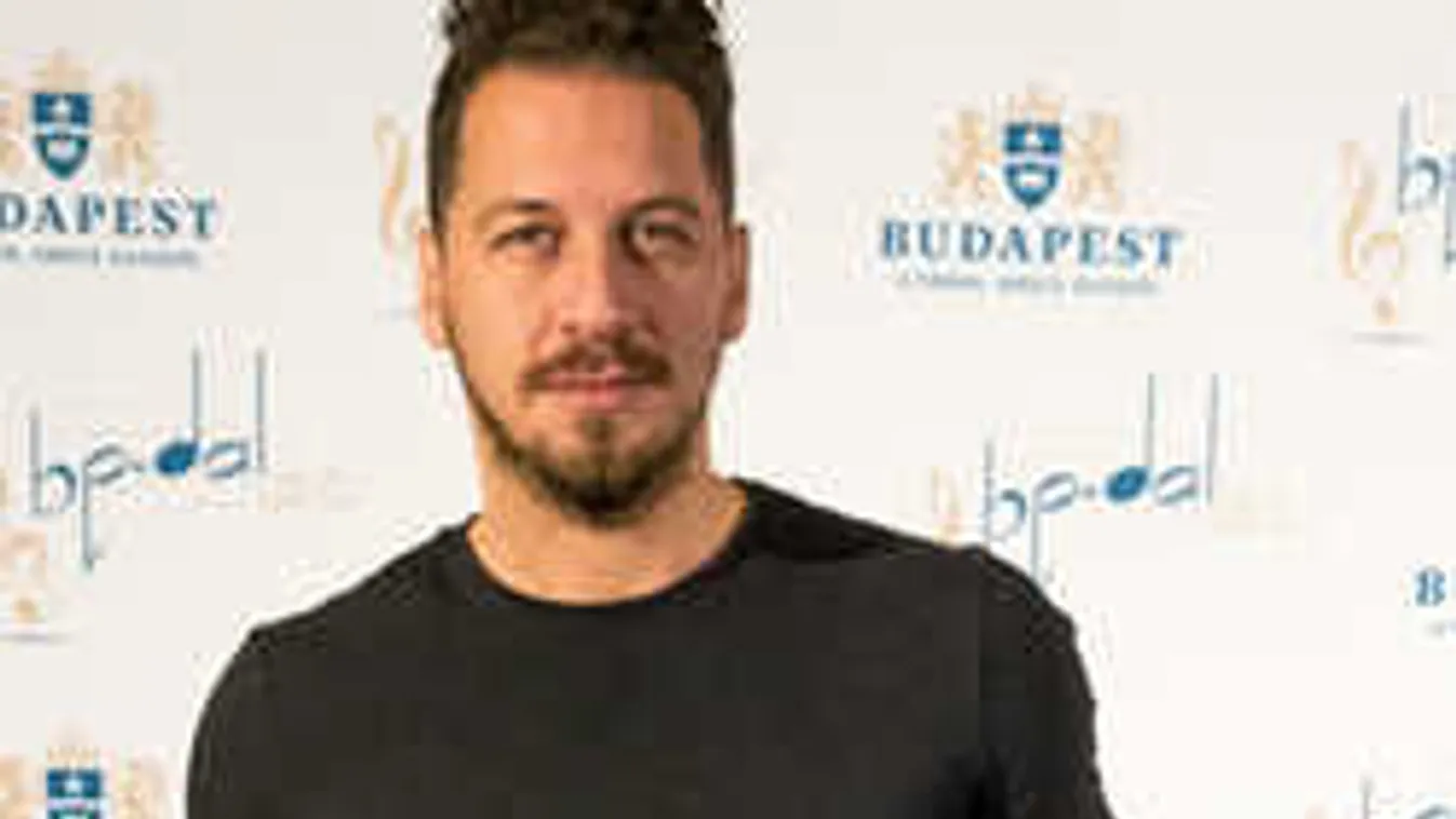 Ezt látnod kell: Névre szóló vécét kapott Vastag Csaba