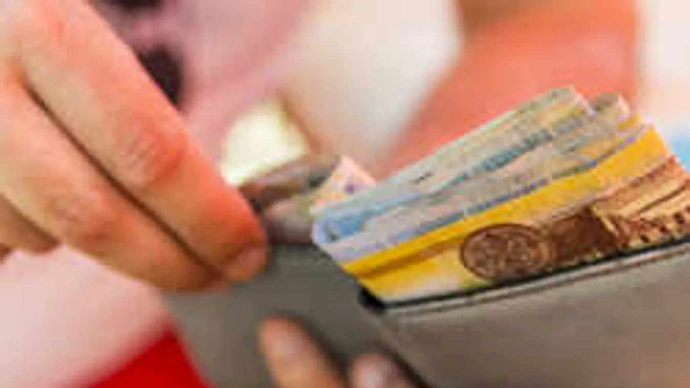 Több százezer ember kap fizetésemelést