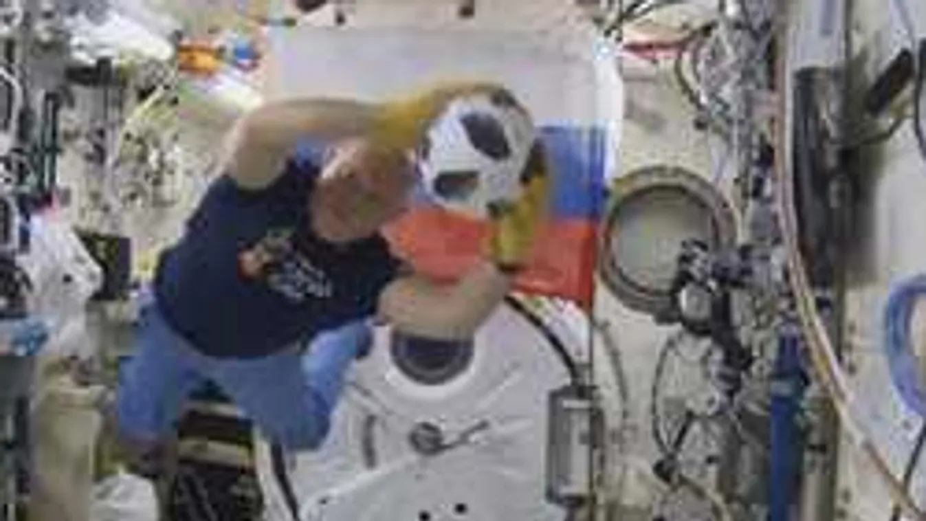 A világűrből érkezik a foci világbajnokság labdája! Tündéri videó!