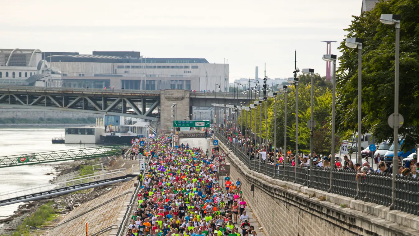 Ezzel a gyümölccsel a fején futotta végig a pesti maratont az egyensúlyozó művész