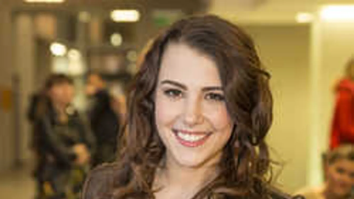 Micsoda fenék, Tóth Andit ölbe kapta félmeztelen partnere