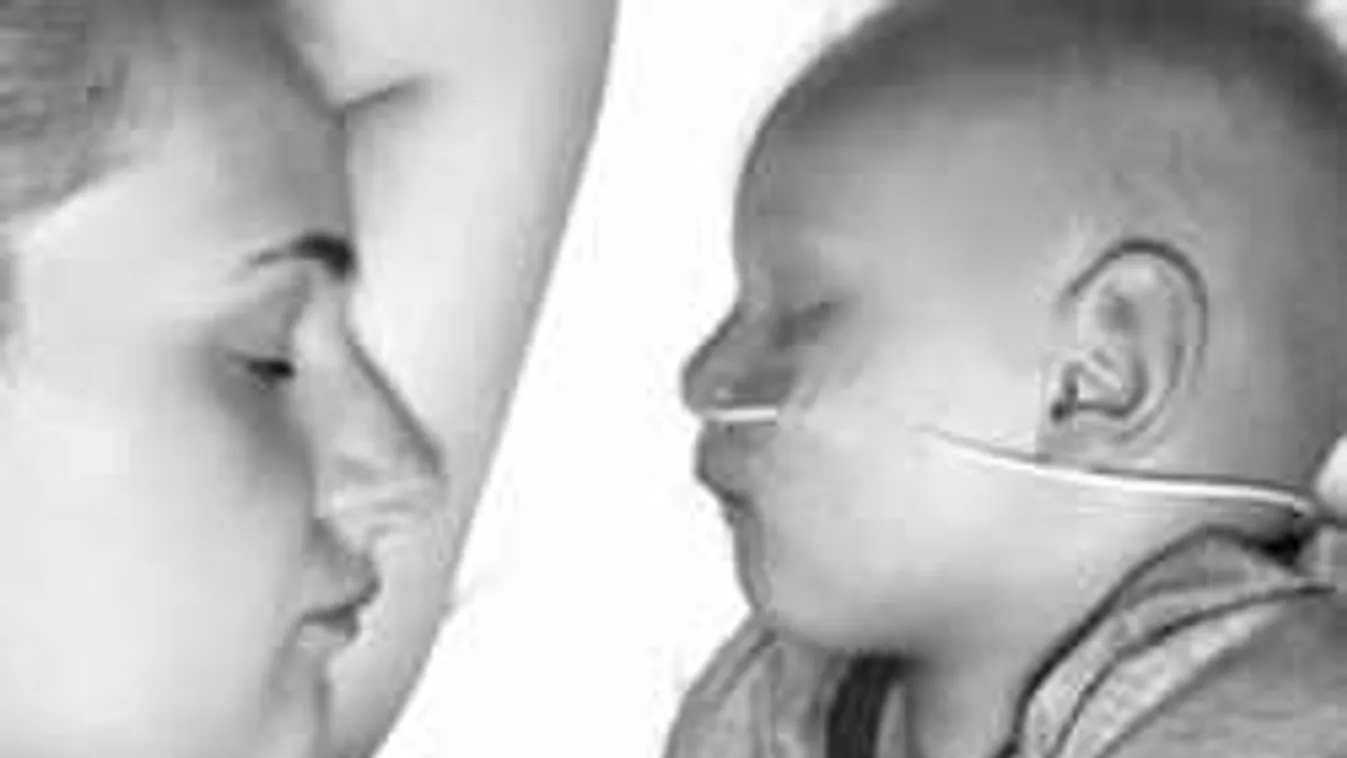 Halálos beteg gyermekét fotózza: támadják az édesanyát