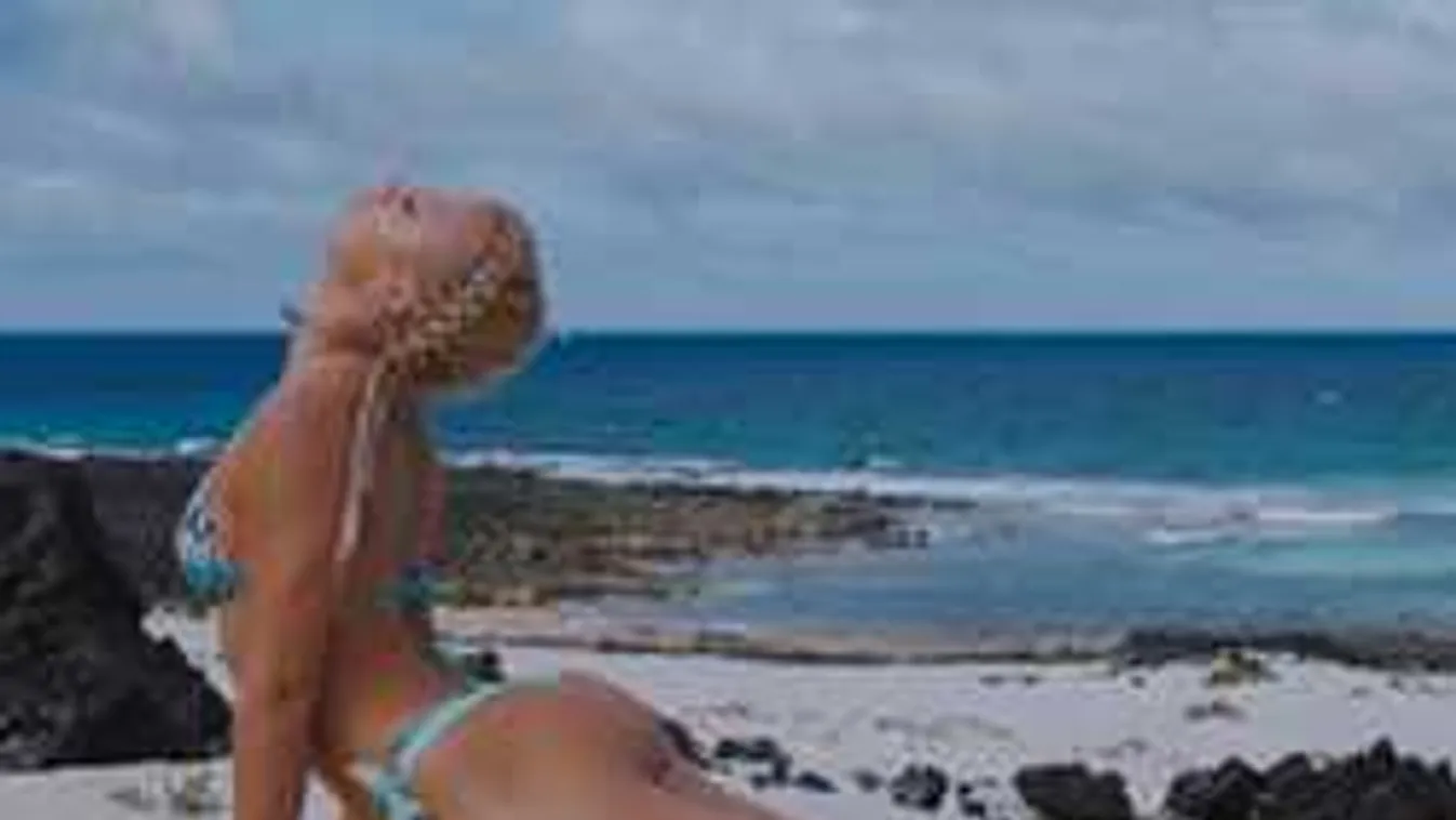 Bugyi nélkül pózol a formás mellű hajlékony fitneszmodell