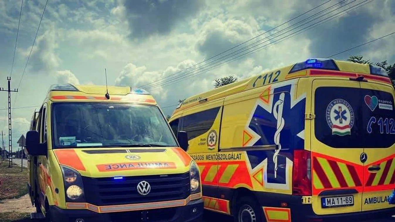 Súlyos autóbaleset az Üllői úton: Rohammentő vitt kórházba egy fiatal lányt