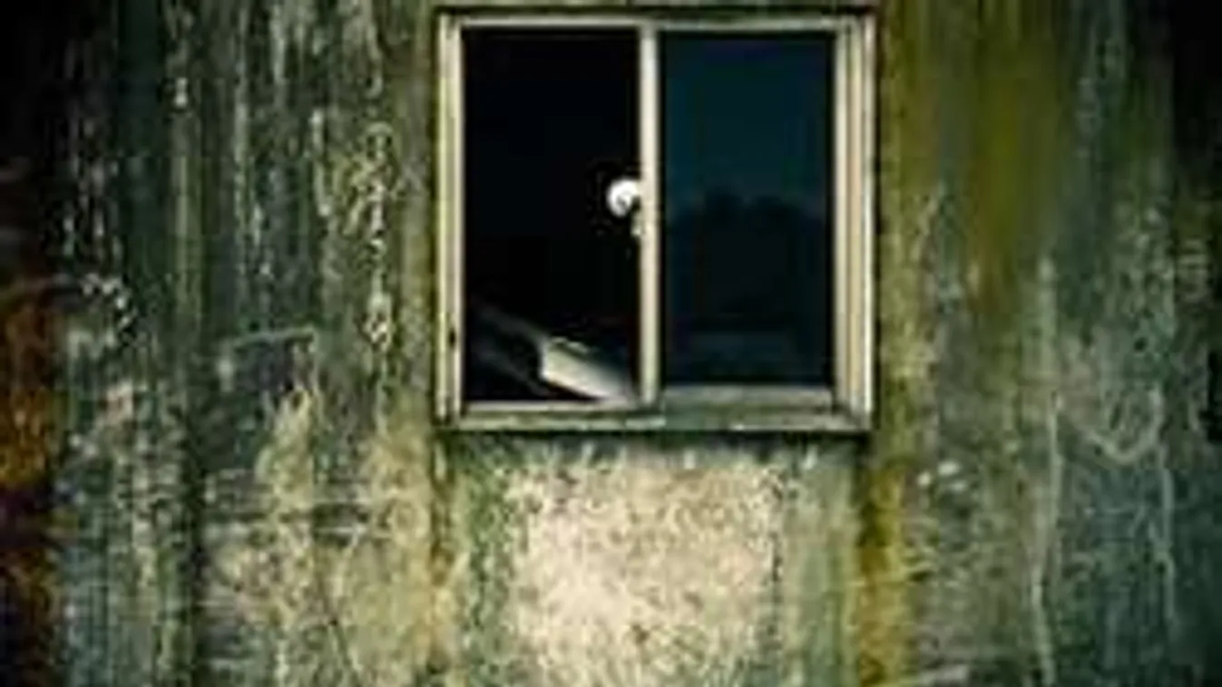 Kizuhant az ablakon a komlói nő, akit párja bezárt a lakásba!
