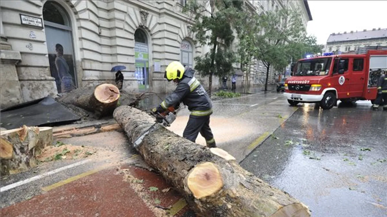Nem csitul az eső, víz alatt a főváros – fotók