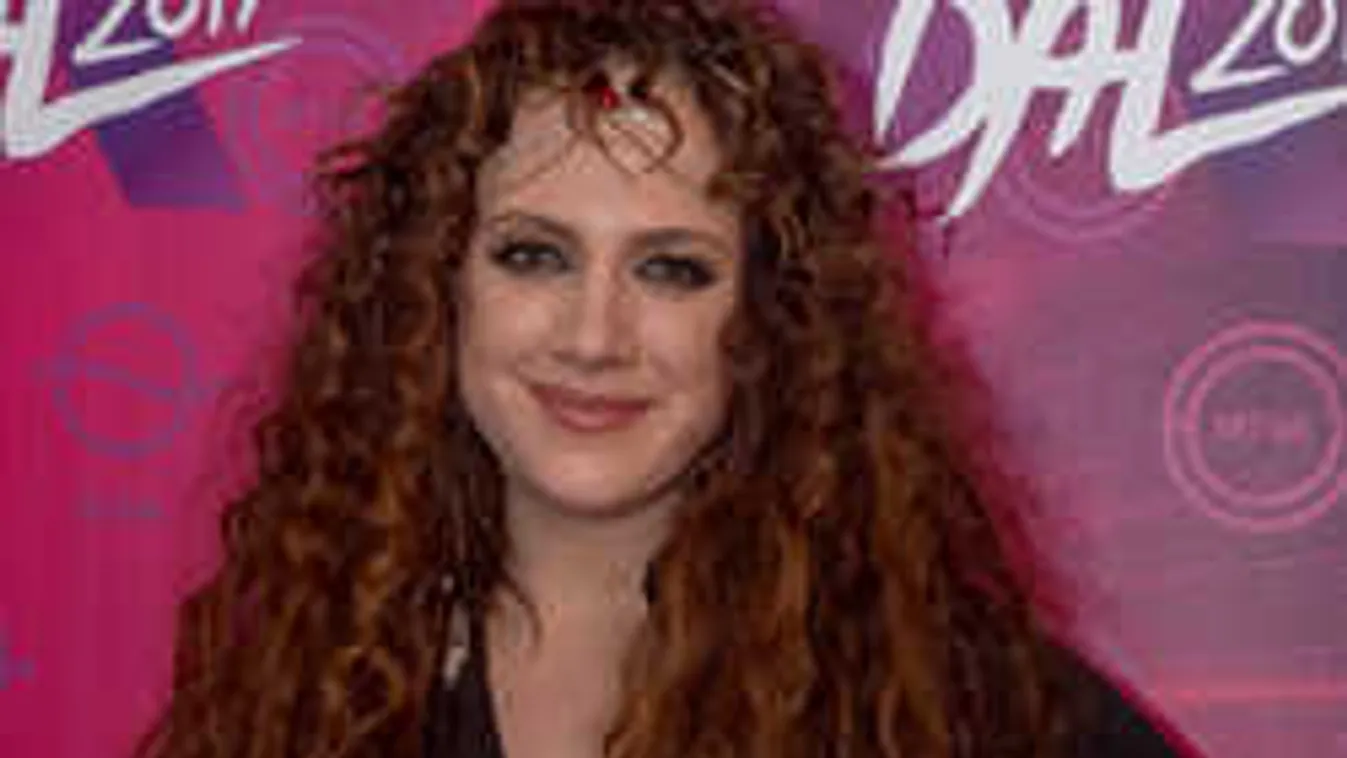 Szíven szúrja magát csütörtökön megjelent videoklipjében Tóth Gabi